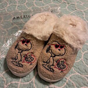 AMERICAN EAGLE SNOOPY VALENTINES SLIPPERS 11 NEW